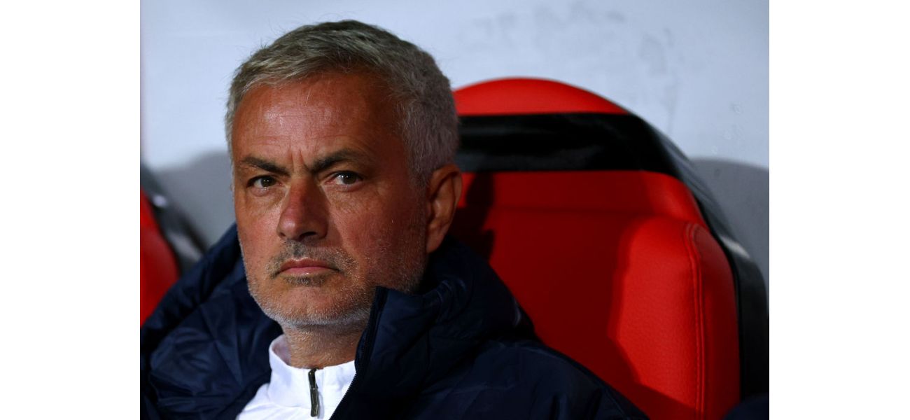 Mourinho tells reporter to be quiet before Man Utd game.
