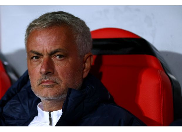 Mourinho tells reporter to be quiet before Man Utd game.