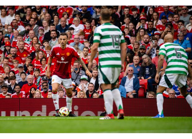 Berbatov encourages Man Utd player to show more intensity for upcoming match against Fenerbahce.