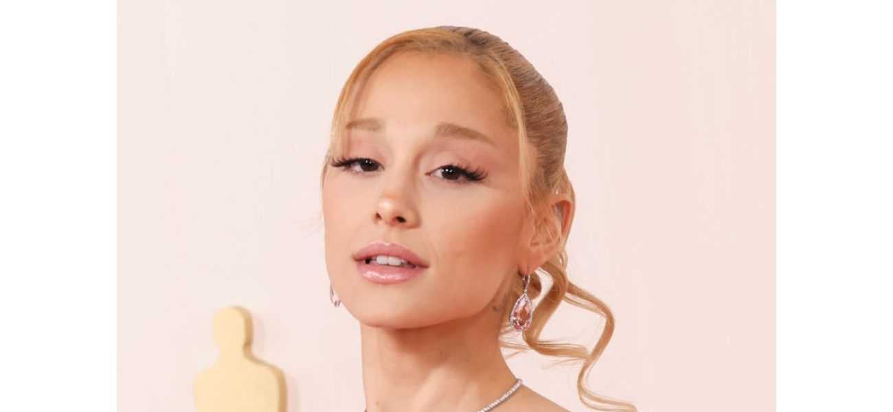 Ariana Grande apologizes for not acknowledging famous 80s actress.
