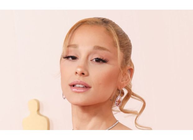 Ariana Grande apologizes for not acknowledging famous 80s actress.