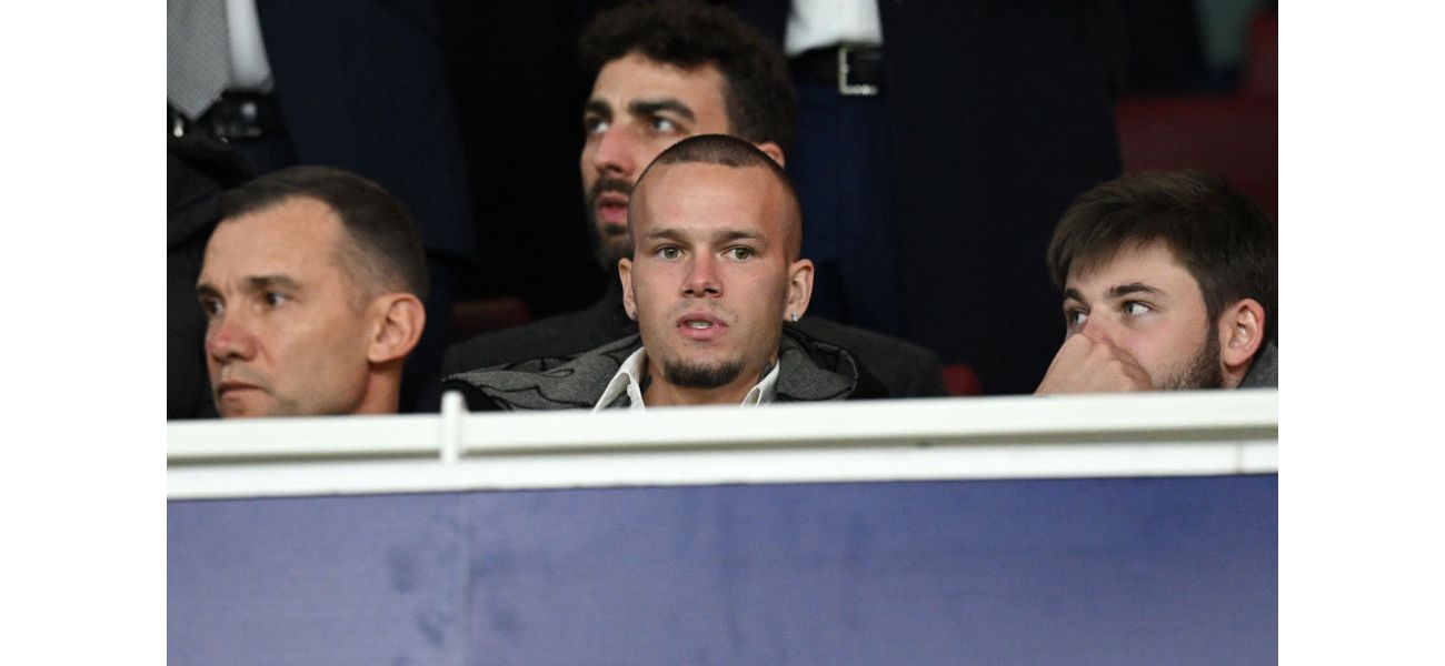 Chelsea supporters advise Mykhailo Mudryk not to switch teams after he was seen attending an Arsenal match.