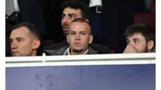 Chelsea supporters advise Mykhailo Mudryk not to switch teams after he was seen attending an Arsenal match.