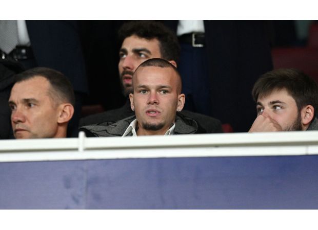 Chelsea supporters advise Mykhailo Mudryk not to switch teams after he was seen attending an Arsenal match.