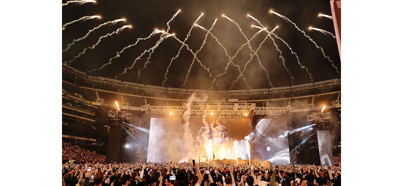 Fan at Travis Scott's concert has seizure amidst chaos and fighting among the crowd.