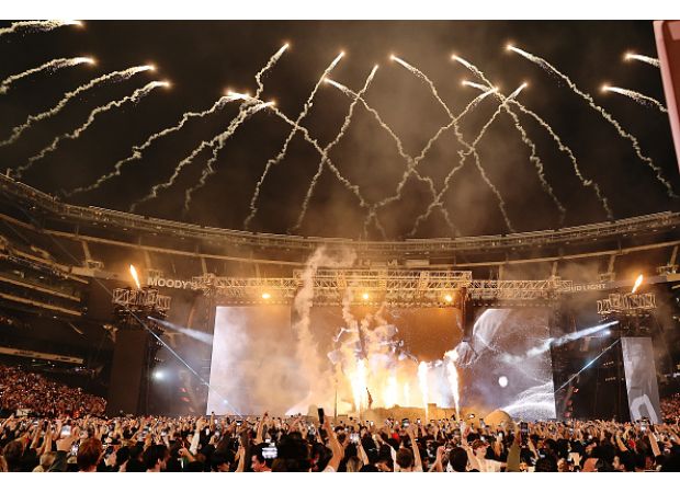 Fan at Travis Scott's concert has seizure amidst chaos and fighting among the crowd.