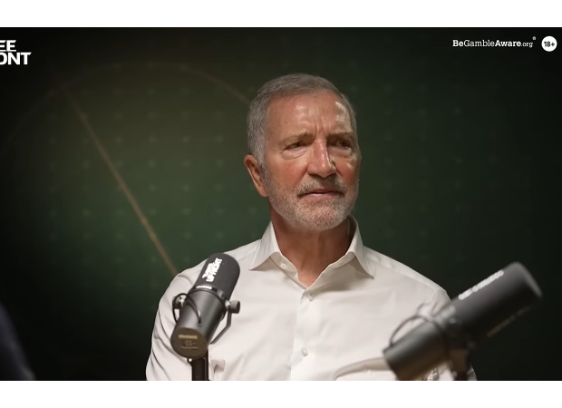 Liverpool's legendary player is skeptical about new coach Arne Slot, believing he does not fit the traditional style of the team.