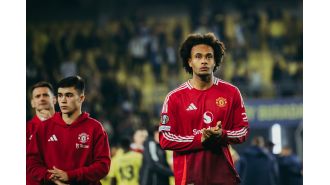 Zirkzee has decided to stay with Manchester United despite interest from Juventus.