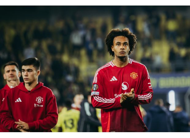 Zirkzee has decided to stay with Manchester United despite interest from Juventus.