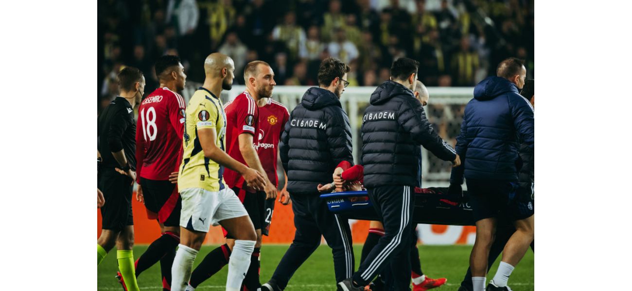 Antony was carried off the field due to injury during the match against Fenerbahce, adding to Manchester United's list of recent injuries.