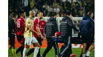 Antony was carried off the field due to injury during the match against Fenerbahce, adding to Manchester United's list of recent injuries.