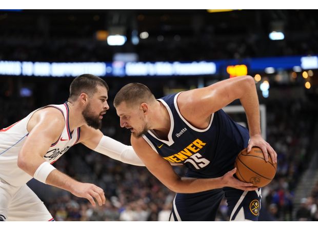 Nikola Jokic scores 41 points, but Nuggets still lose to Clippers, remaining winless at 0-2.