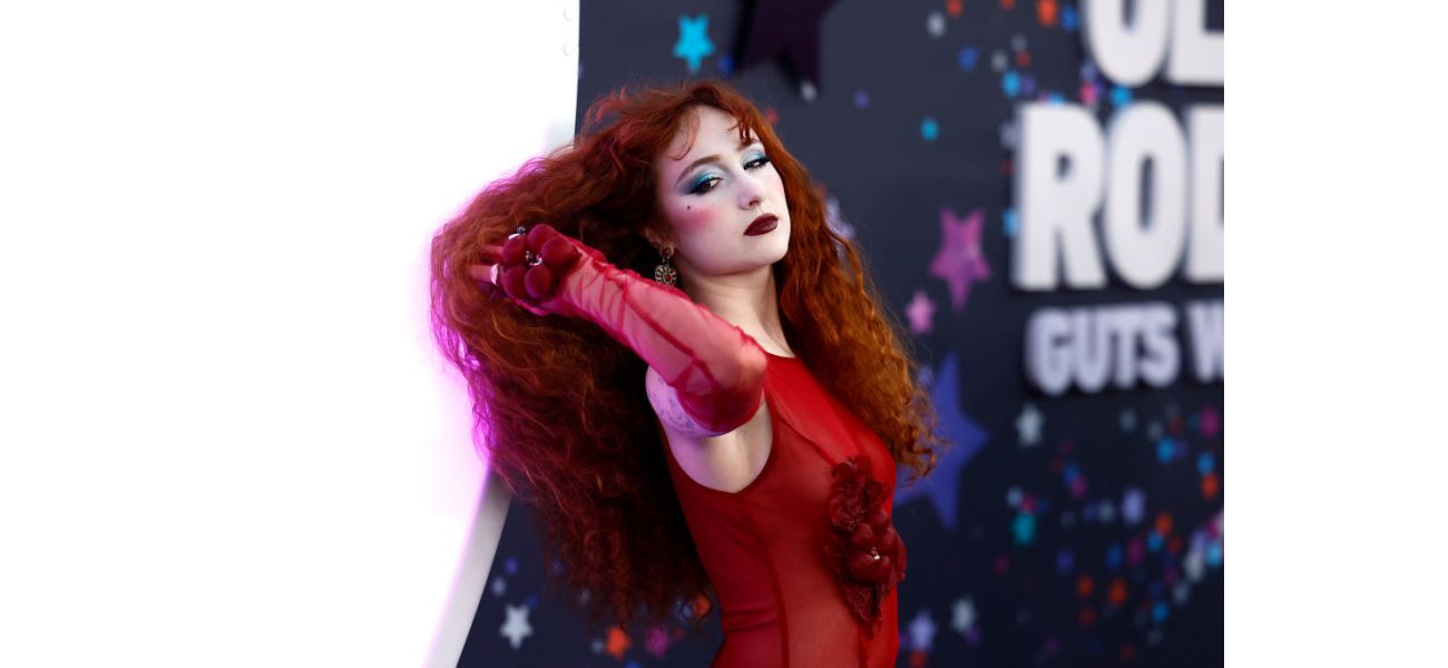 Singer Chappell Roan accuses photographer of rude behavior and demands an apology.