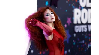 Singer Chappell Roan accuses photographer of rude behavior and demands an apology.