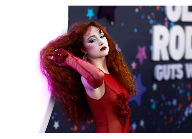 Singer Chappell Roan accuses photographer of rude behavior and demands an apology.