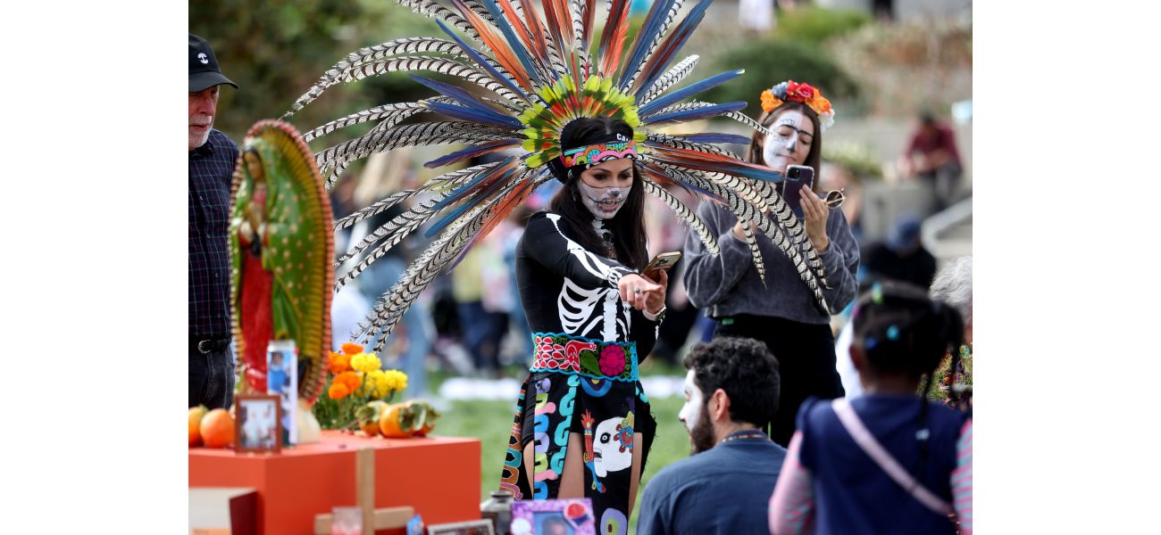 The Oakland Museum of California honors Día de los Muertos with its 30th annual celebration through photos.