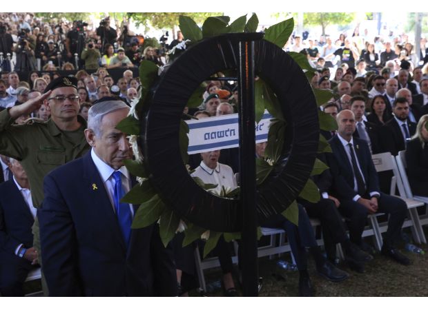 Egypt suggests a 2-day halt to fighting and freeing 4 captives as a mediator in Gaza.