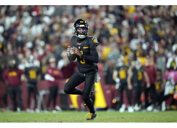 Jayden Daniels throws 52-yard Hail Mary to secure victory for Commanders against Bears.