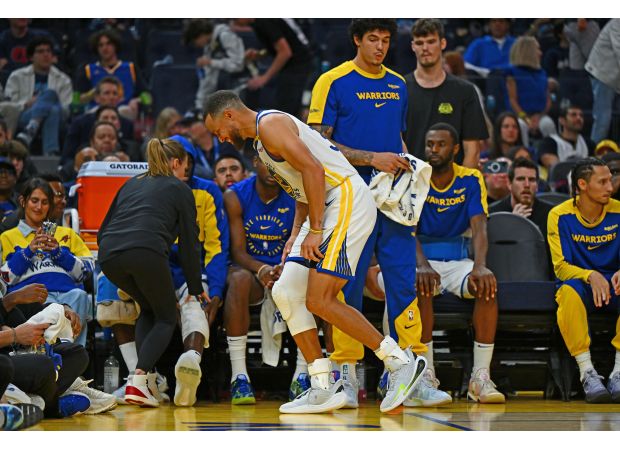 Steph Curry leaves Warriors-Clippers game after hurting ankle.