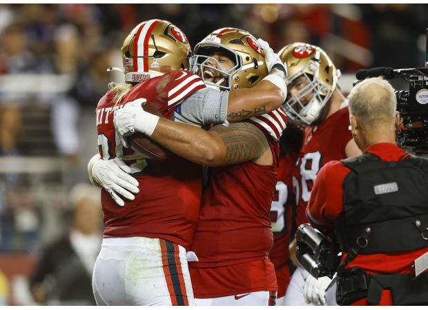San Francisco 49ers narrowly beat Dallas Cowboys in photos.