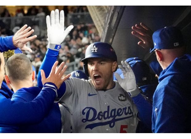 Freeman and Buehler help Dodgers defeat struggling Yankees 4-2, giving them a 3-0 lead in the World Series.