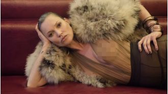 50-year-old Kate Moss shocks fans with daring and topless new style, revealing her nipples.