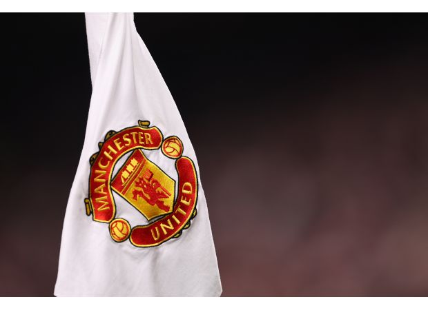 A Man Utd fan died after a clash with an Arsenal supporter, prompting a police search for suspects.