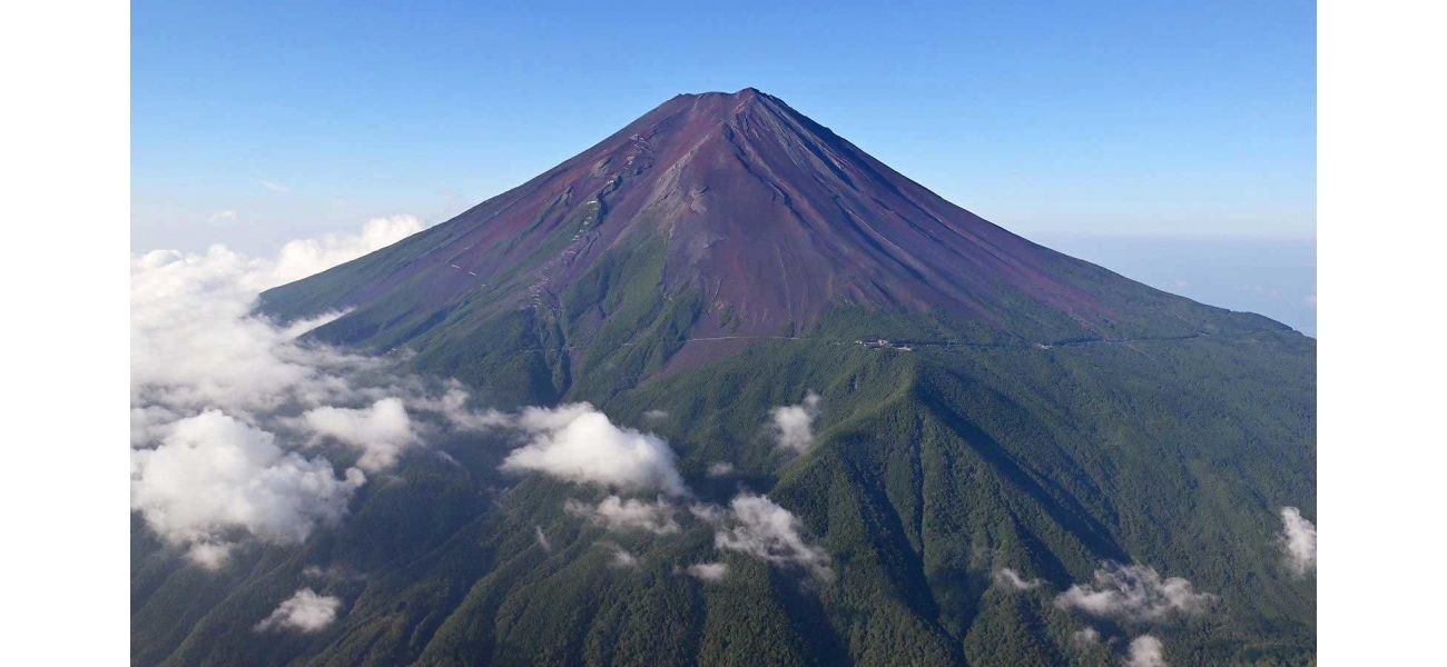 Record-breaking: Mount Fuji has no snow for the first time in 130 years.