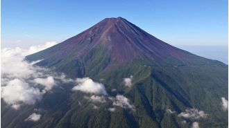 Record-breaking: Mount Fuji has no snow for the first time in 130 years.
