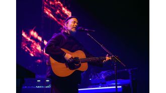 Radiohead's lead singer calls out a heckler at his Melbourne show, standing up to them in a brave and confrontational manner.