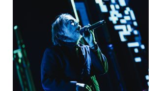 Famous 90s musician leaves performance abruptly due to audience taunts.