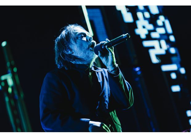 Famous 90s musician leaves performance abruptly due to audience taunts.