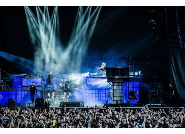 Fans are shocked by the new logo of a popular 00s band, believing it to be a social experiment.