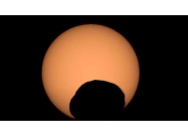 Perseverance rover on Mars captured an unusual 'googly eye' image.