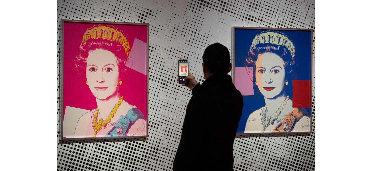 Novice burglars take two Warhol prints in failed robbery at Dutch art gallery.