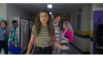Critically criticized Netflix movie for unoriginal and nostalgic 2000s high school vibe.
