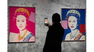 Novice burglars take two Warhol prints in failed robbery at Dutch art gallery.