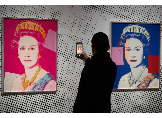 Novice burglars take two Warhol prints in failed robbery at Dutch art gallery.