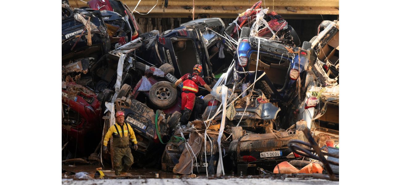 Spain deploys troops to Valencia after flood victims stranded on lampposts.
