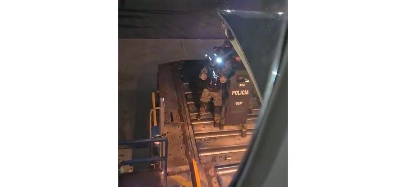 A SWAT team responds to a plane after passengers report hearing a strange noise at 30,000 feet.
