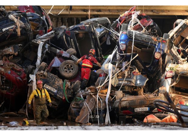 Spain deploys troops to Valencia after flood victims stranded on lampposts.