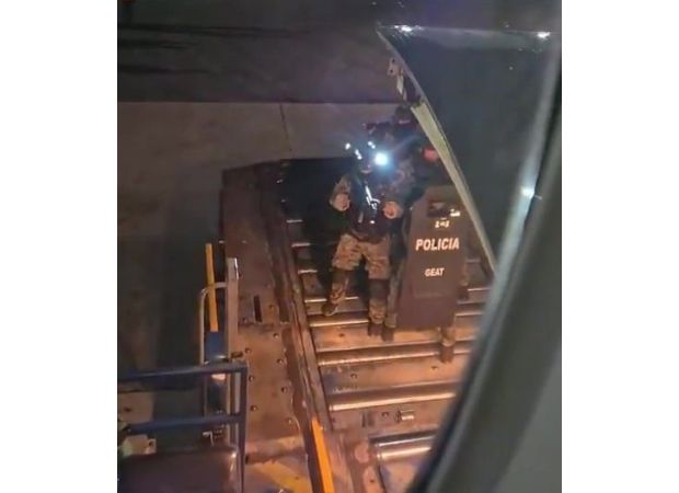 A SWAT team responds to a plane after passengers report hearing a strange noise at 30,000 feet.