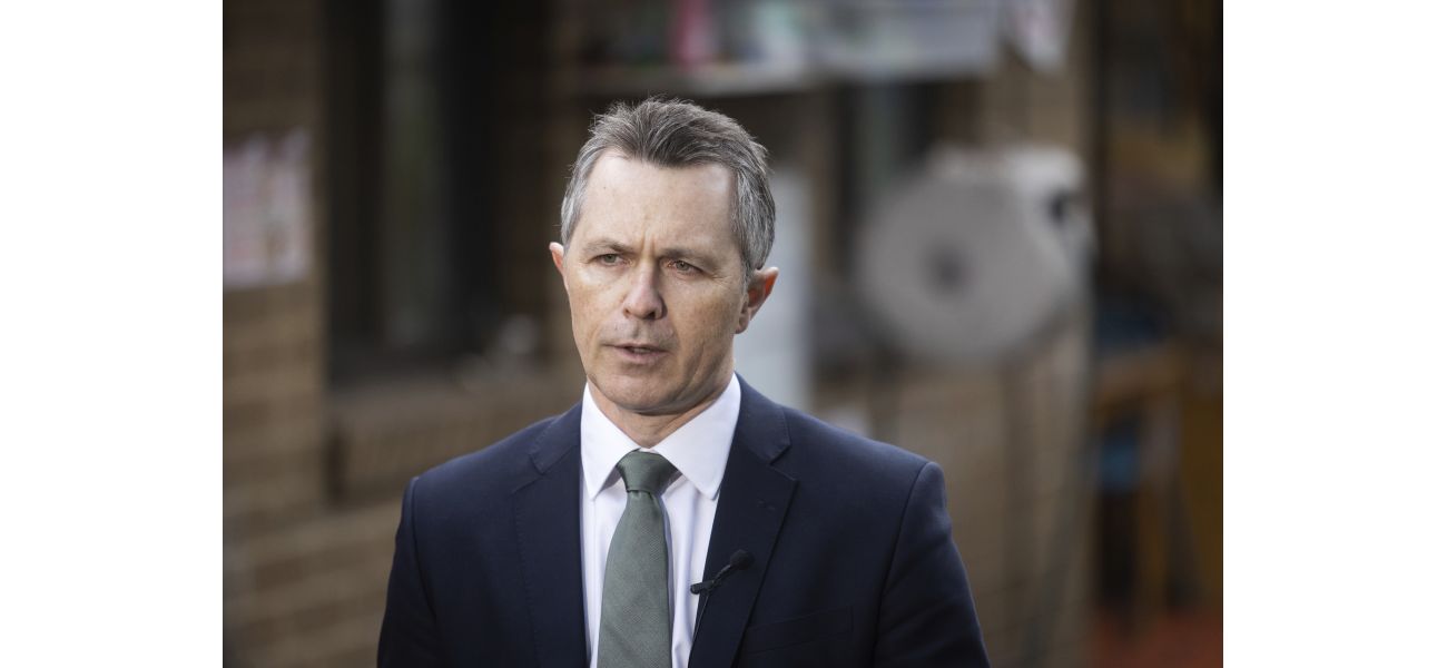 Minister of Education confesses to asking for complimentary upgrade on Qantas flight.
