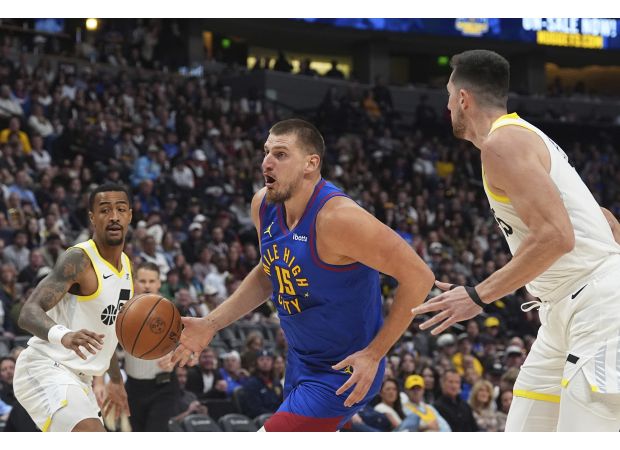 Jokic's hot third quarter helps Nuggets secure first home win against Jazz this season.