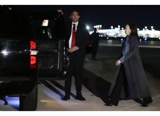 Harris imitates Maya Rudolph on 'SNL' before election.