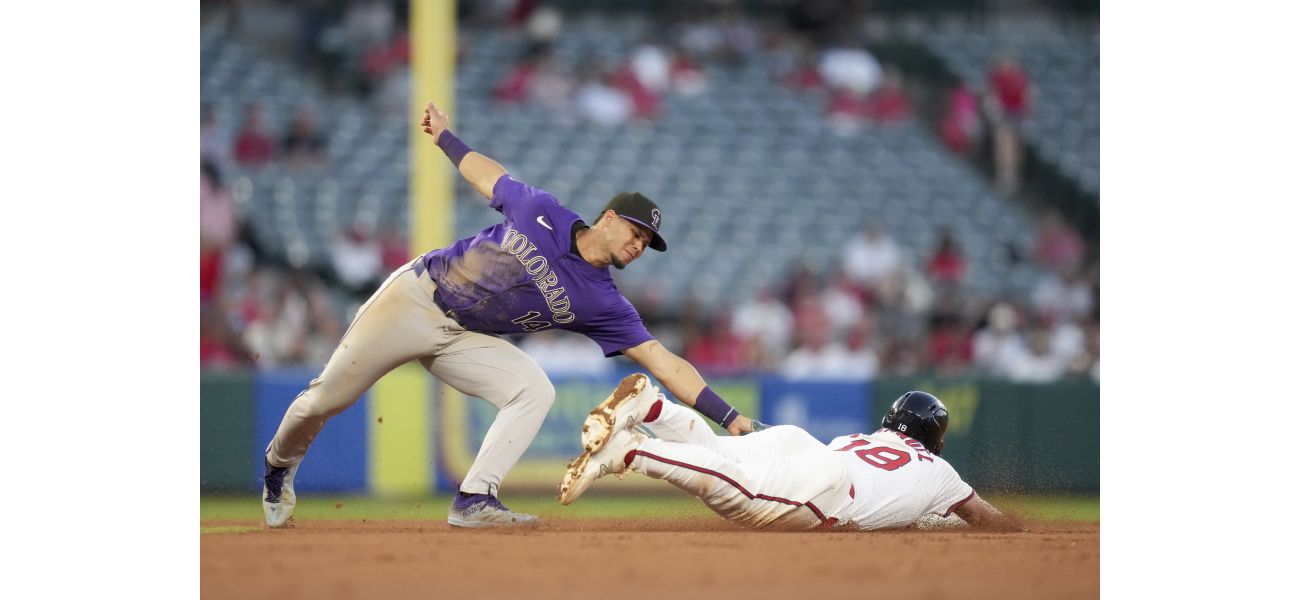 Tovar of the Rockies earns first NL Rawlings Gold Glove as shortstop.