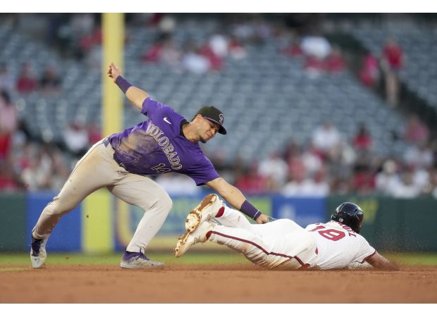 Tovar of the Rockies earns first NL Rawlings Gold Glove as shortstop.