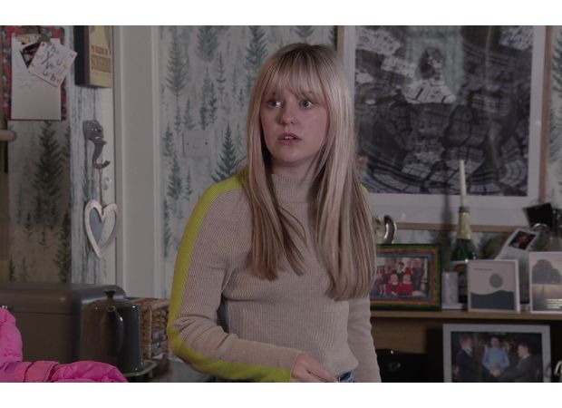 While facing a mysterious man, Summer finds herself in a dangerous situation on Coronation Street.