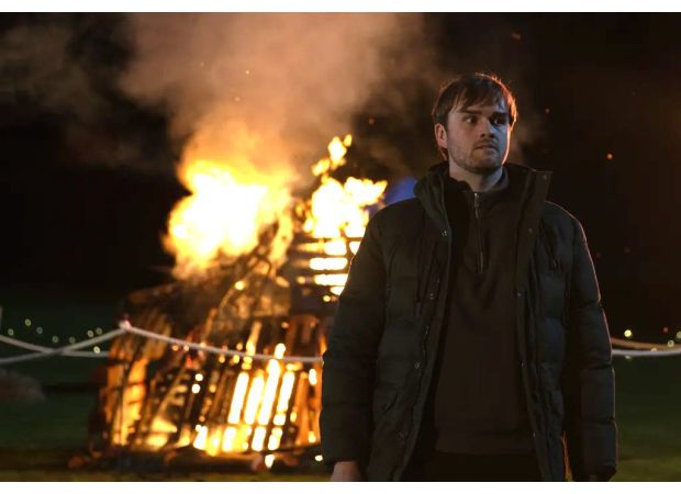 In a tense video, an angry Tom dominates the Emmerdale bonfire as the Furies rage.