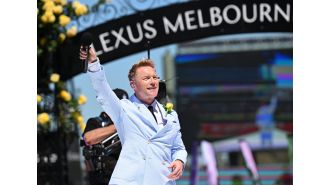 Trolls unfairly criticize Ronan Keating's amazing rendition of 90s hit.